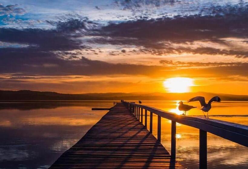 Lakeside Waterfront Apartment The Entrance