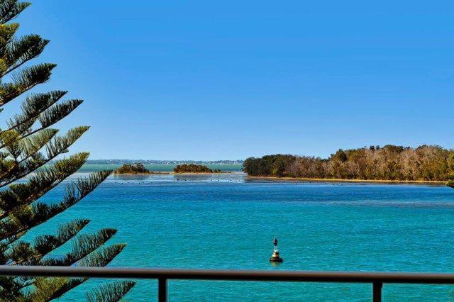 Lakeside Waterfront Apartment The Entrance