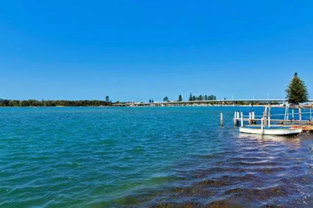 Lakeside Waterfront Apartment The Entrance