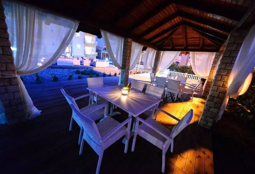 Sunset Deluxe Apartments