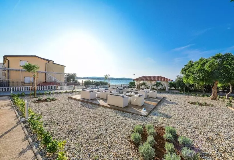 Sunset Deluxe Apartments