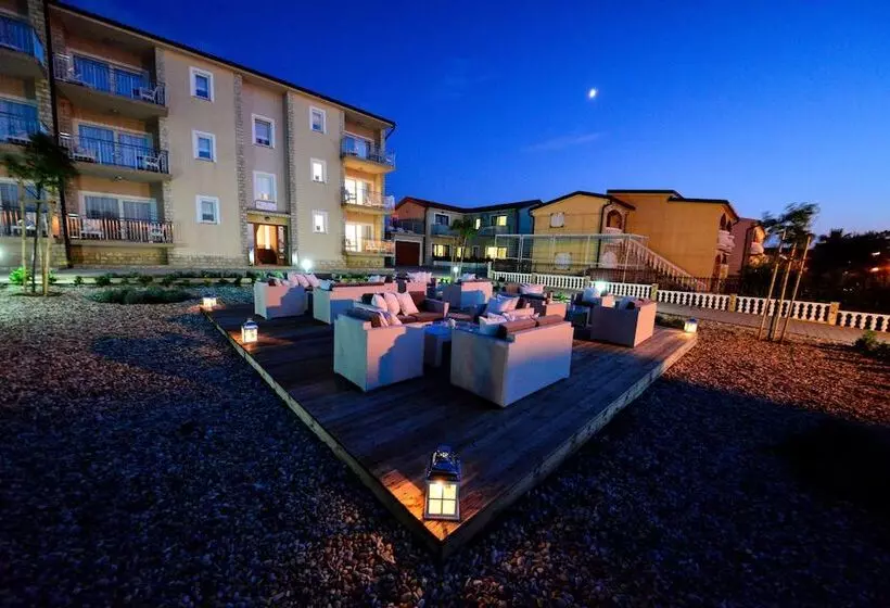 Sunset Deluxe Apartments