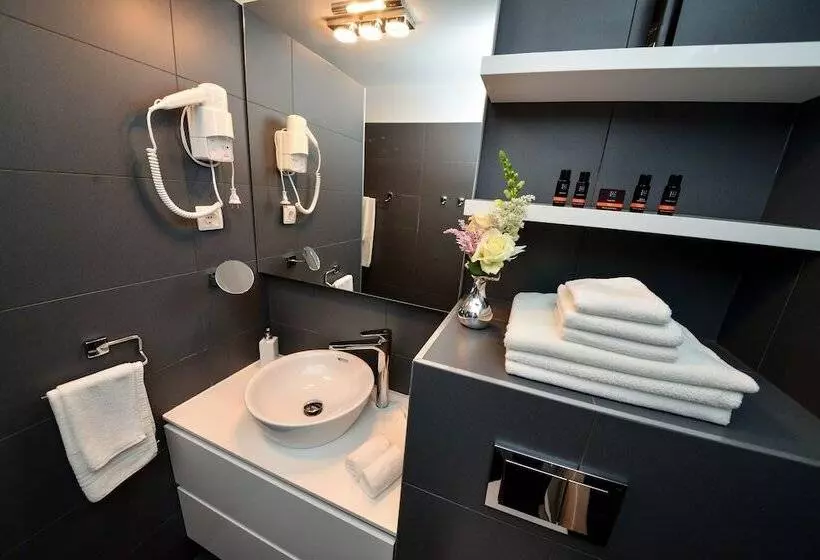Sunset Deluxe Apartments