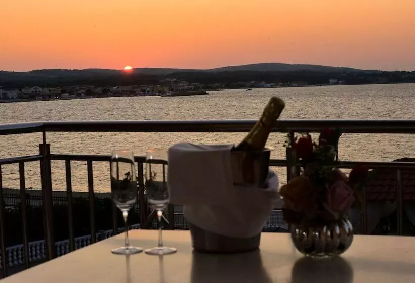 Sunset Deluxe Apartments