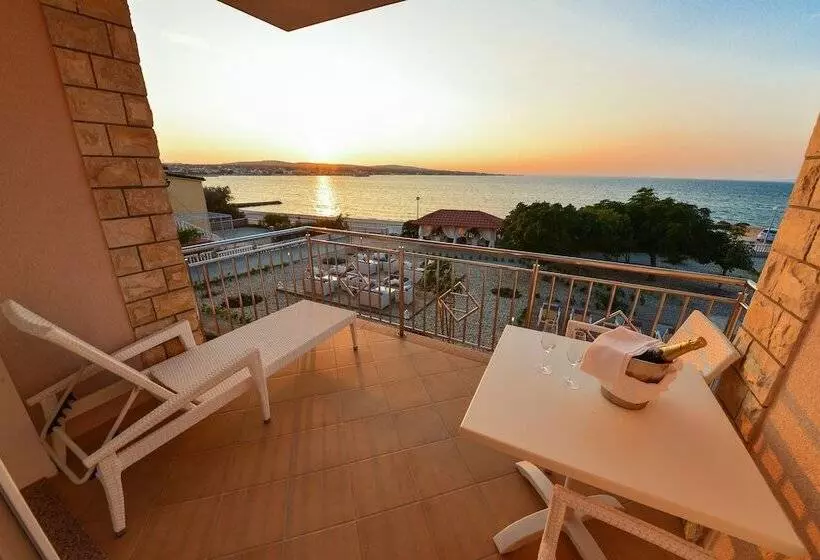 Sunset Deluxe Apartments