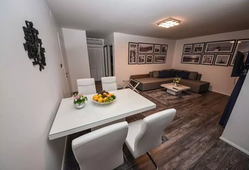Sunset Deluxe Apartments