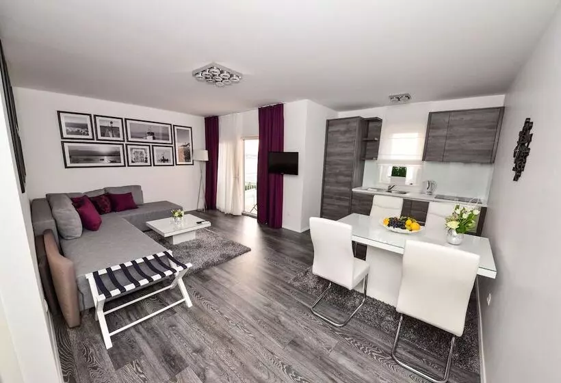 Sunset Deluxe Apartments