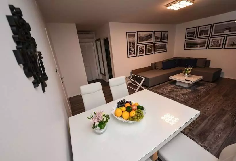 Sunset Deluxe Apartments