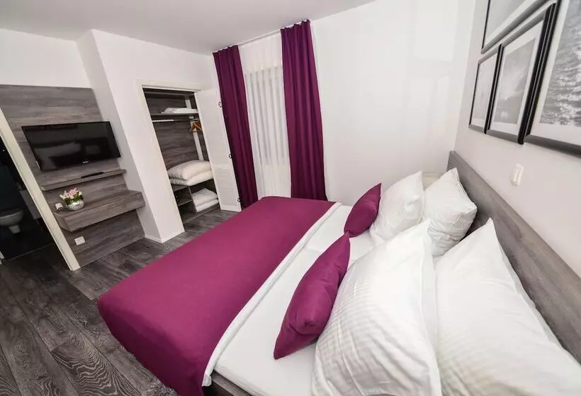 Sunset Deluxe Apartments