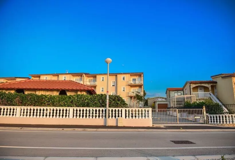 Sunset Deluxe Apartments