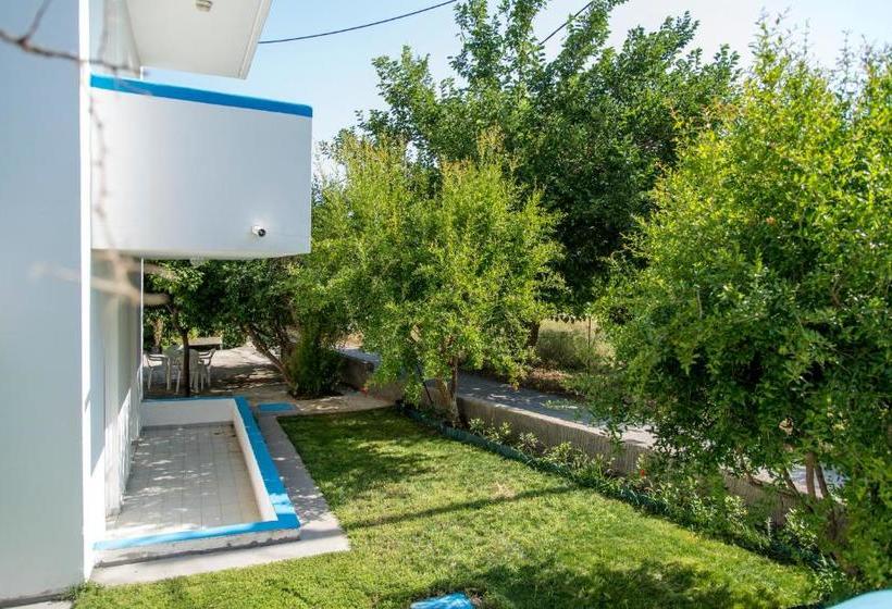 Yiannis Yard Studios & Apartments