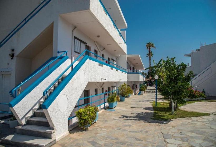 Yiannis Yard Studios & Apartments