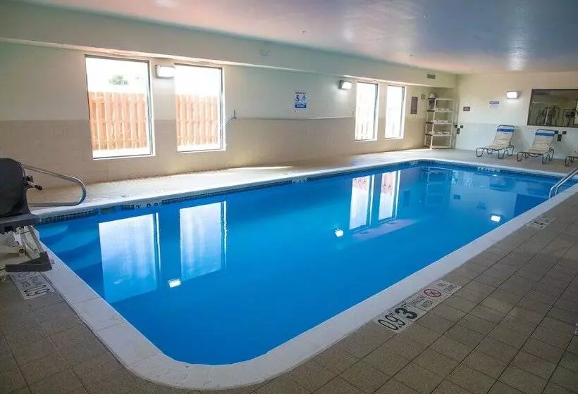 בית מלון כפרי Comfort Inn & Suites