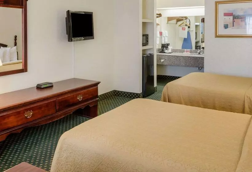 هتل Econo Lodge Inn & Suites