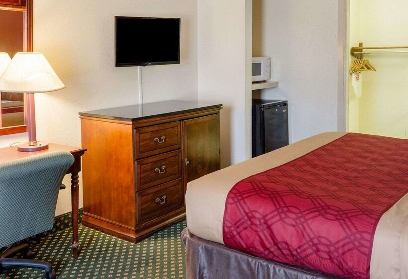 Отель Econo Lodge Inn & Suites