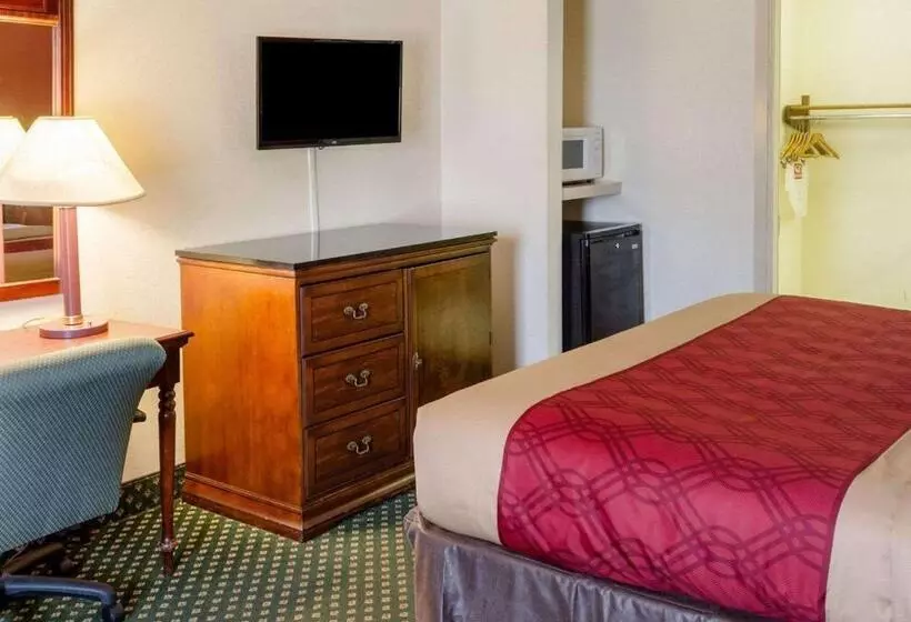 هتل Econo Lodge Inn & Suites