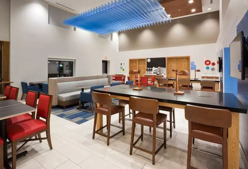 Holiday Inn Express Hotel & Suites Minneapolis Golden Valley, An Ihg