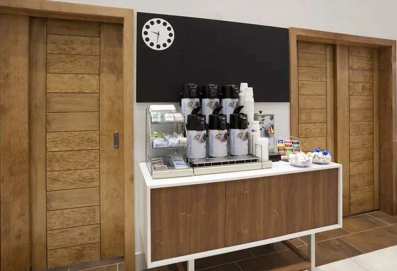 Hotelli Holiday Inn Express & Suites Minneapolis West End By Ihg