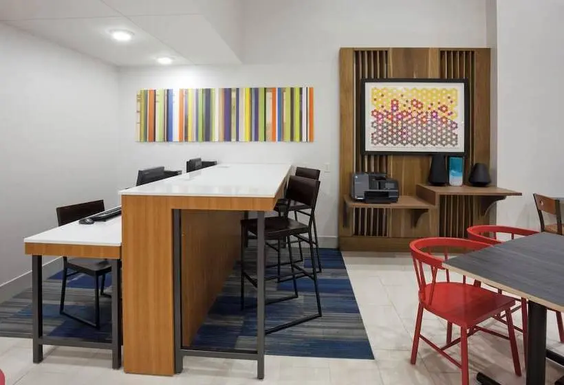 Hotelli Holiday Inn Express & Suites Minneapolis West End By Ihg