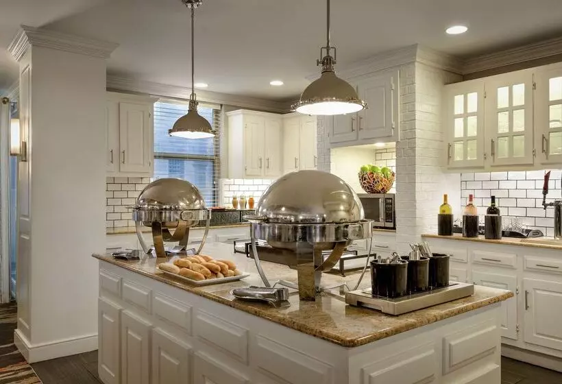 Отель Addison Suites