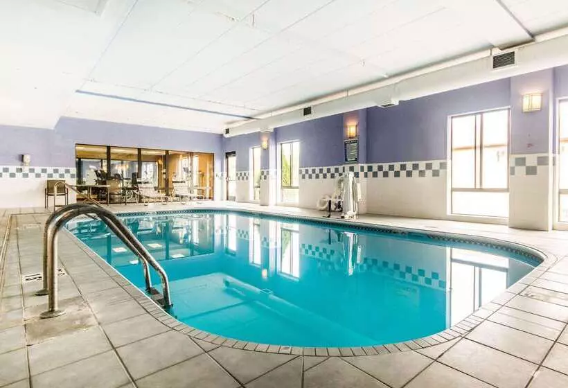 호텔 Quality Inn & Suites