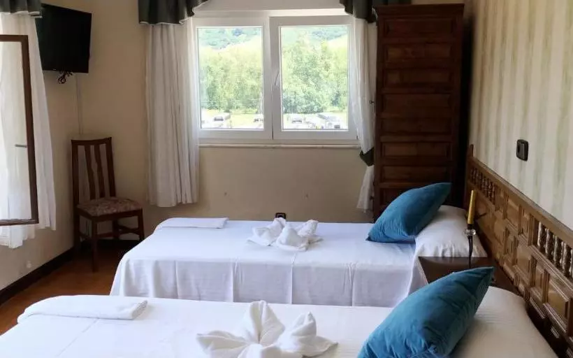 Hotelli Hostal & Restaurante Miralpas