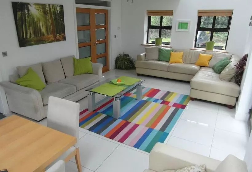 ペンション Coill Maher Lake House