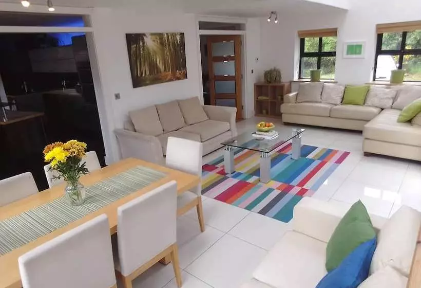 ペンション Coill Maher Lake House