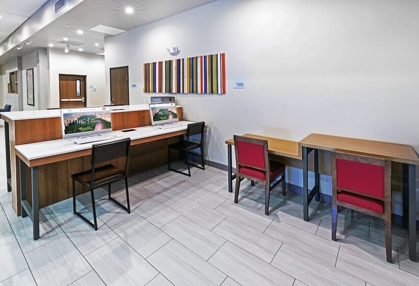 فندق Holiday Inn Express & Suites Houston N Downtown, An Ihg