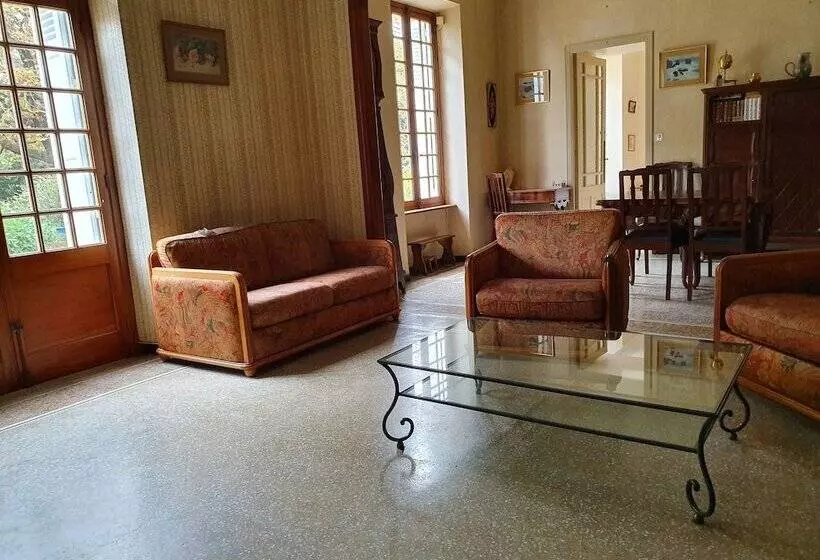 تختخواب و صبحانه Domaine D Herminis
