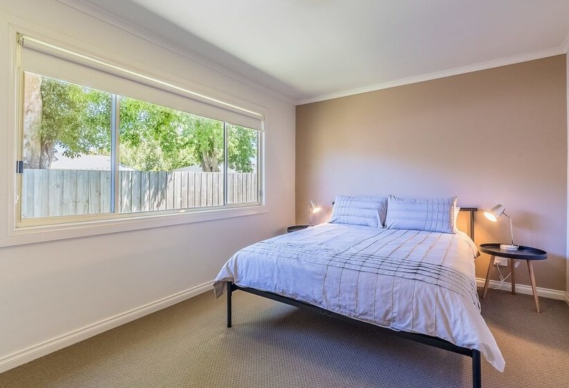 Loch Retreat  550m To Town