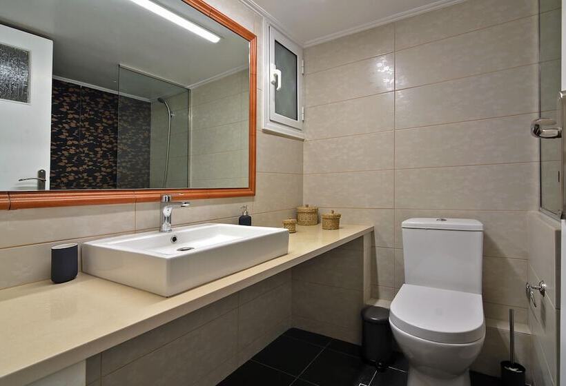 Rolls Royce Elegant Flat In P. Faliro