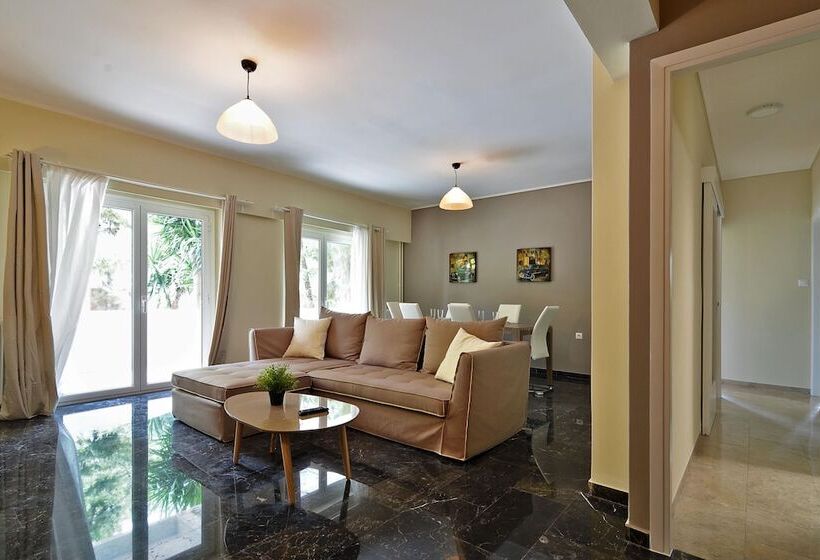 Rolls Royce Elegant Flat In P. Faliro