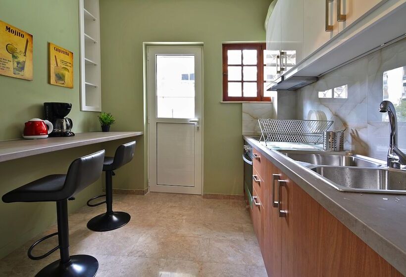 Rolls Royce Elegant Flat In P. Faliro