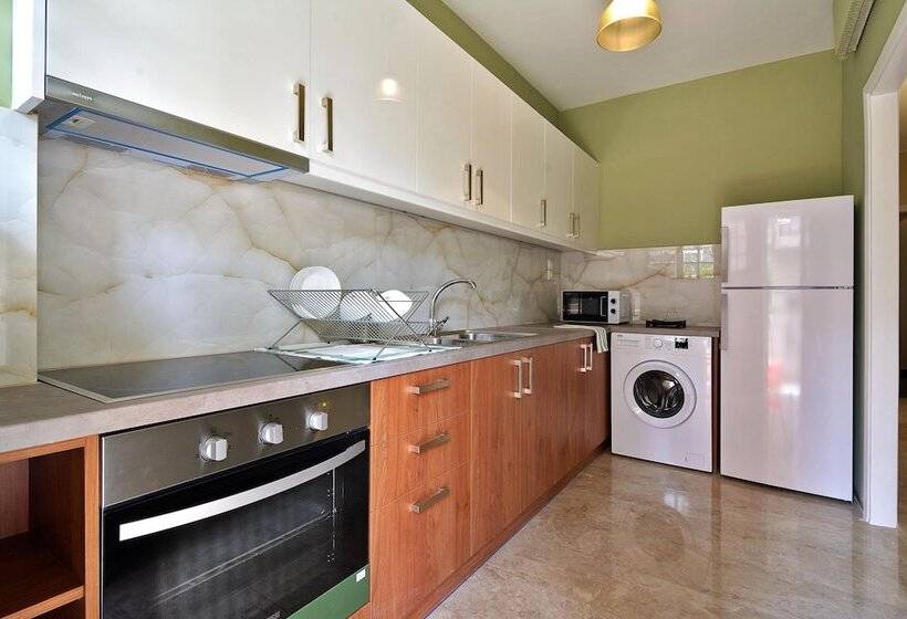 Rolls Royce Elegant Flat In P. Faliro