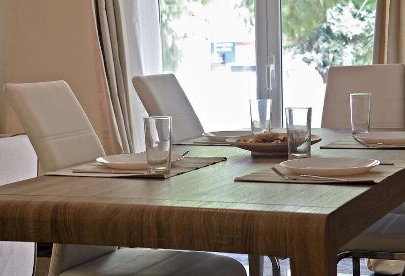 Rolls Royce Elegant Flat In P. Faliro