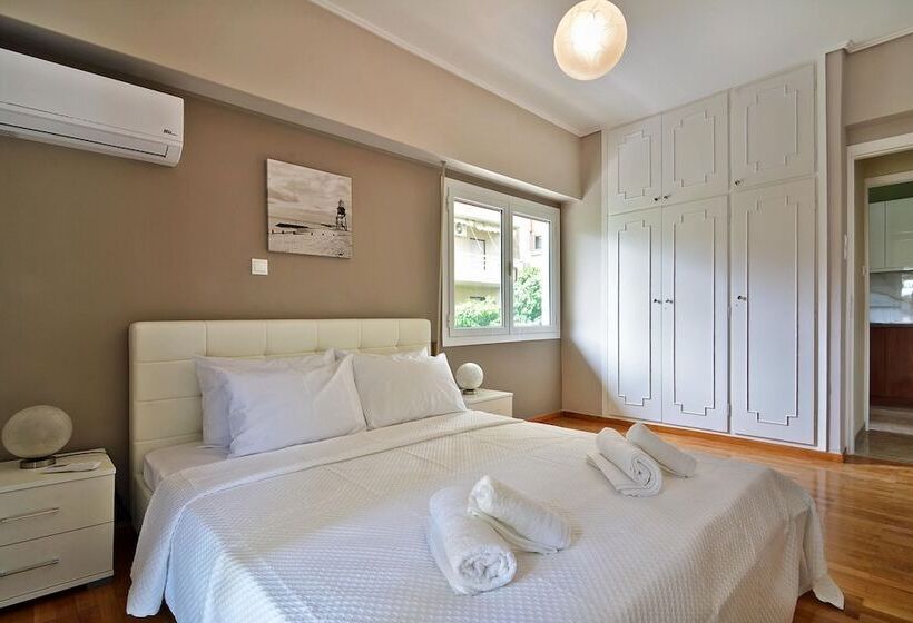 Rolls Royce Elegant Flat In P. Faliro