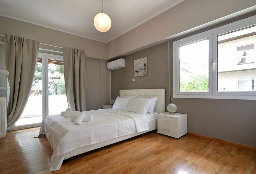 Rolls Royce Elegant Flat In P. Faliro