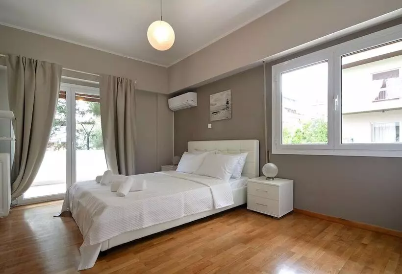 Rolls Royce Elegant Flat In P. Faliro
