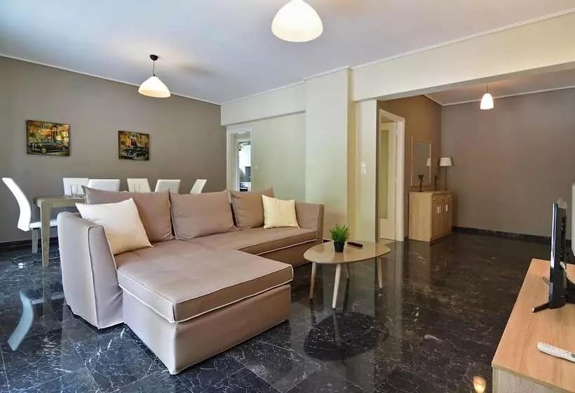Rolls Royce Elegant Flat In P. Faliro