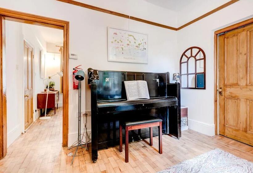 The Writers Retreat  Hastings