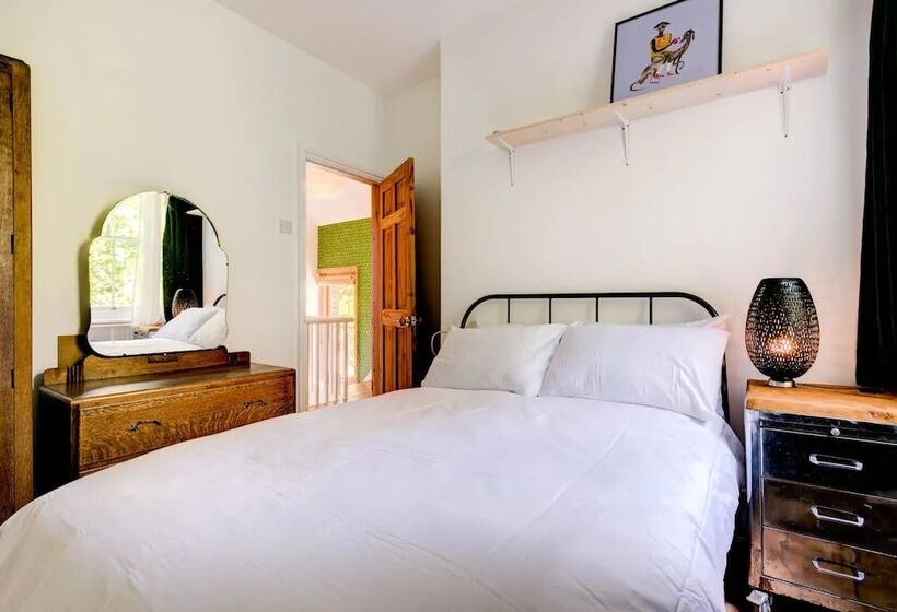 The Writers Retreat  Hastings