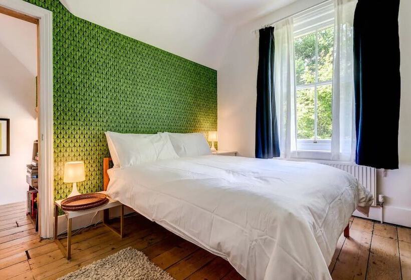 The Writers Retreat  Hastings