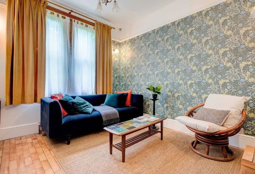 The Writers Retreat  Hastings