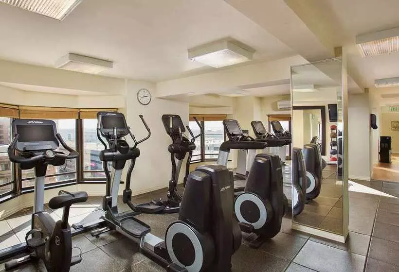 هتل Hilton Rosemont Chicago O'Hare