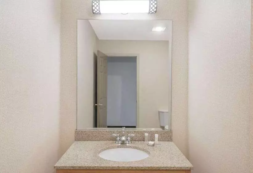 هتل Howard Johnson By Wyndham Springfield