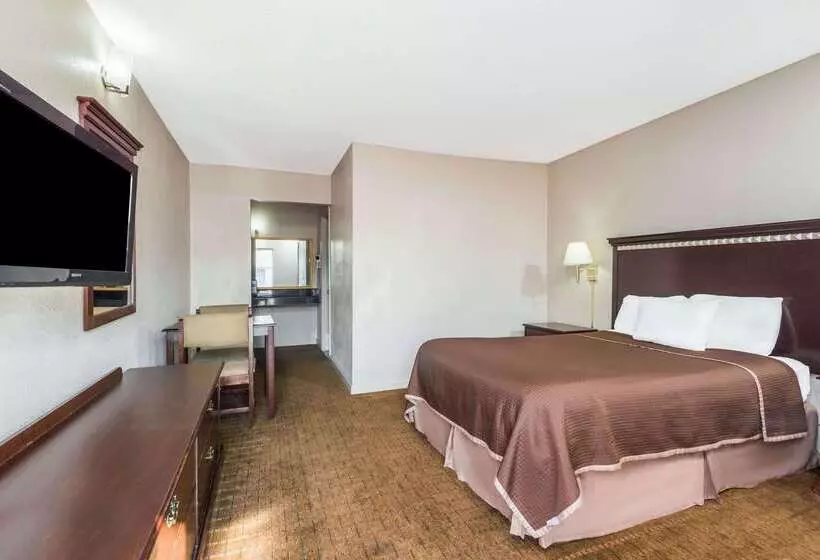 هتل Howard Johnson By Wyndham Springfield