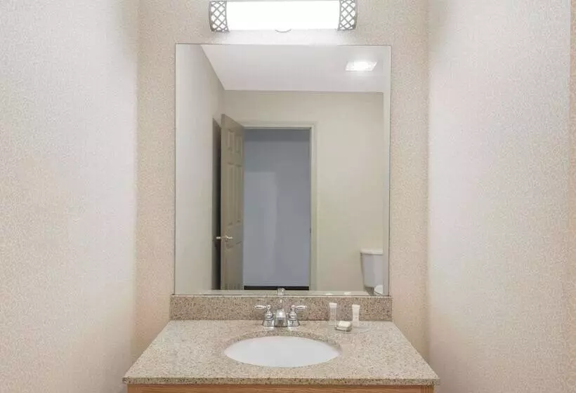 هتل Howard Johnson By Wyndham Springfield