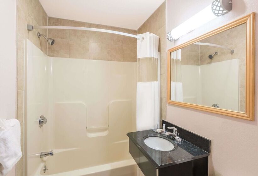 فندق Howard Johnson By Wyndham Springfield