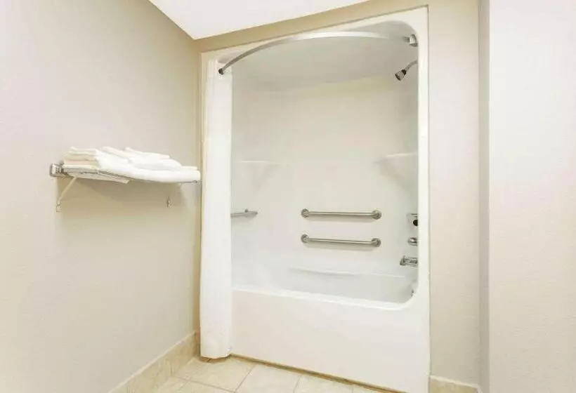 Отель Super 8 By Wyndham Orangeburg Near I 26